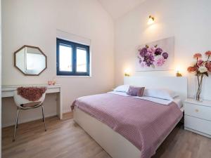 sypialnia z łóżkiem, biurkiem i lustrem w obiekcie Luxury villa Magale with large pool w Biogradzie na Moru +37 zdjęć