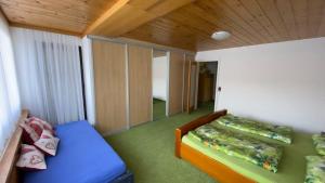 a small room with a bed and a window at Ferienwohnung Kaufmann in Oberstaufen