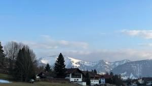 a town with houses and mountains in the background at Ferienwohnung Kaufmann in Oberstaufen