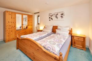 ein Schlafzimmer mit einem großen Holzbett in einem Zimmer in der Unterkunft Ferienwohnungen Villa Mosella in Bernkastel-Kues