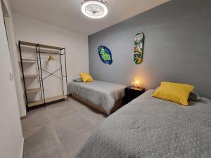 ein Schlafzimmer mit 2 Betten und einem Regal mit Spiegeln in der Unterkunft Terraza Almería in Almería