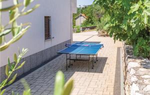 Fasilitas tenis meja di Beautiful Home In Imotski With 5 Bedrooms, Wifi And Outdoor Swimming Pool