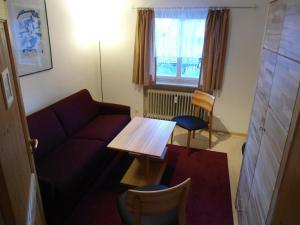 een woonkamer met een bank en een tafel bij Ferienwohnung Sonnenblick in Oberstaufen