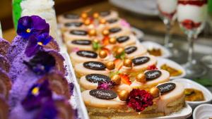 eine Reihe von Desserts auf Tellern auf einem Tisch in der Unterkunft DIT Majestic Beach Resort in Sonnenstrand + 68 Fotos