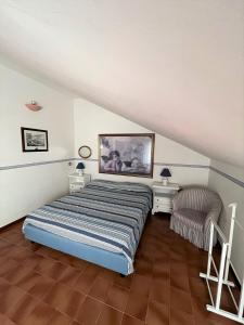 Łóżko lub łóżka w pokoju w obiekcie Nunzia - Trilocale con terrazzo vista mare e doppi servizi