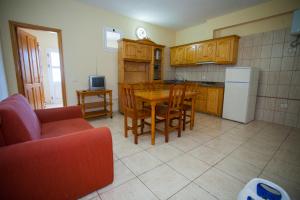 a kitchen with a table and chairs and a refrigerator at Apartamentos Arure Plaza in Arure