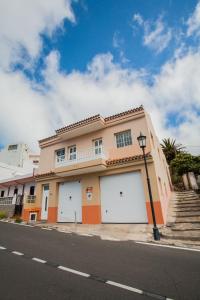 un edificio con dos puertas de garaje en una calle en Apartamentos Arure Plaza, en Arure