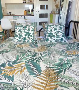 sypialnia z łóżkiem z narzutą kwiatową w obiekcie La Casita - Studio Confort avec Terrasse et Parking privé - La Grande Motte, Montpellier w mieście La Grande-Motte