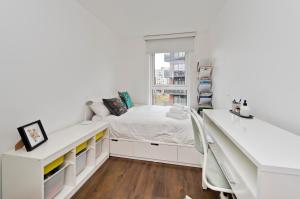 Bright Greenwich flat near Canary Wharf by UnderTheDoormat