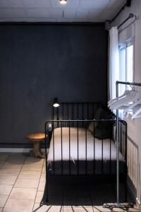 Cama en habitación con pared negra en Casa Mas Montañas - Gris, en Godelleta