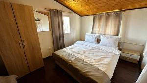 En eller flere senge i et værelse på Casa Eliadi
