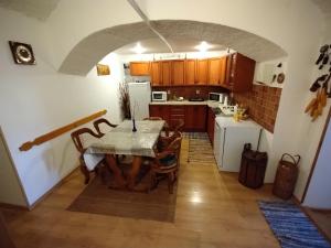 una cucina con tavolo e sedie in una stanza di Penzión Evka a Poprad
