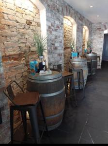 ein Weinverkostungsraum mit Fässern, Tischen und Stühlen in der Unterkunft AnaCapri Gästehaus Florenz in Ueckermünde