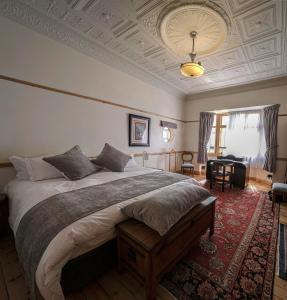 1 dormitorio con 1 cama grande y techo artesonado en Fishbird Art Deco Villa, en Johannesburgo