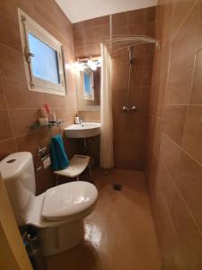 uma casa de banho com um WC, um lavatório e um chuveiro em Apartament in Benidorm Downtown em Benidorm
