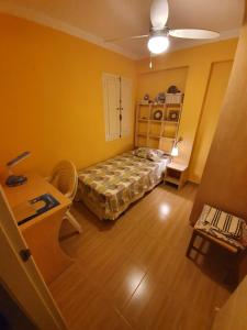 1 dormitorio con cama, mesa y escritorio en Apartament in Benidorm Downtown, en Benidorm