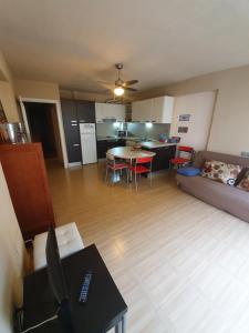 sala de estar y cocina con sofá y mesa en Apartament in Benidorm Downtown, en Benidorm