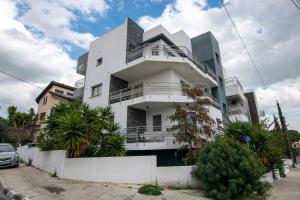 - un bâtiment blanc avec un balcon dans une rue dans l'établissement Glabur Stays - The Amazing 2 BDR - Nicosia City, Free Parking & WiFi, à Nicosie
