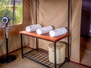 un estante con tres rollos de papel higiénico. en Tulia Amboseli Safari Camp en Amboseli