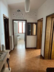 Habitación con baño con lavabo y espejo. en Da Pino Affittacamere, en Madonna di Fornelli