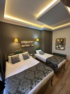 Pokój hotelowy z 2 łóżkami i lustrem w obiekcie Ethnica Hotel Old City w Stambule