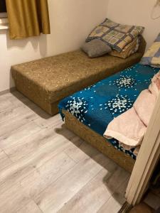 バラトンボグラールにあるAttila Beach Boglárのベッドルーム1室(ベッド2台付)が備わります。