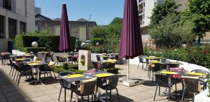 パリにあるB&B HOTEL Paris 17 Batignollesの紫の傘を持つテーブルと椅子 +21枚の写真