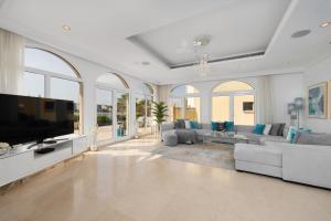 Posezení v ubytování Maison Privee - Ultra-Luxury Villa with Private Pool & Beach on Palm
