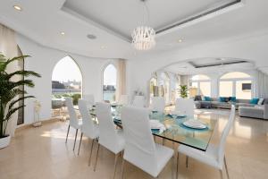 Restaurace v ubytování Maison Privee - Ultra-Luxury Villa with Private Pool & Beach on Palm