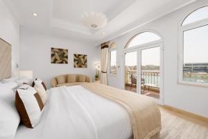 Postel nebo postele na pokoji v ubytování Maison Privee - Ultra-Luxury Villa with Private Pool & Beach on Palm