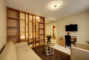 Телевізор і / або розважальний центр в Hotel Srbija Garden-FREE PARKING