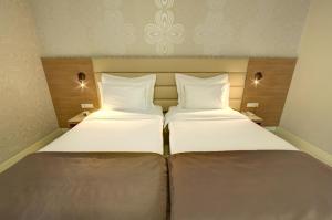 Ліжко або ліжка в номері Hotel Srbija Garden-FREE PARKING