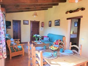 - un salon avec une table et des chaises en bois dans l'établissement Finca Llano de la cebolla, à Icod de los Vinos