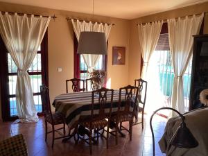 Część wypoczynkowa w obiekcie Casa situada en un entorno natural Casa Rural La Serena