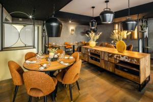 - une salle à manger avec une table et des chaises en bois dans l'établissement Logis Hôtel LBB - les 2 lacs, à Clairvaux-les-Lacs