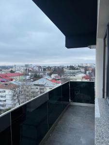 balkon z widokiem na miasto w obiekcie Cozy Deluxe Apartments in Centre of Historical Suceava w Suczawie