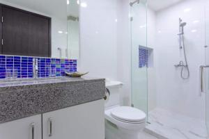 Un baño con inodoro y ducha de cristal. en Citismart Residence, en Pattaya central 16 fotos más