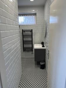 A bathroom at Home Sweet Apartment XL