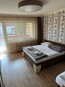 A bed or beds in a room at Home Sweet Apartment XL