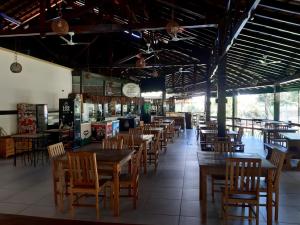 Restaurace v ubytování Condominio com muita diversão Toninhas