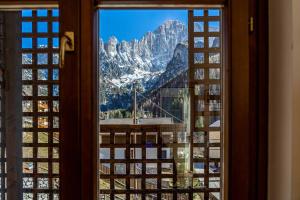 Vista generica sulle montagne o vista sulle montagne dall'interno dell'appartamento