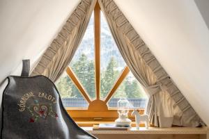 a bag sitting in front of a window at Góralskie Zaloty - domki widokowe w Koscielisku in Kościelisko +39 photos