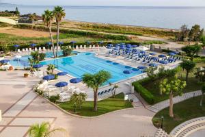 - une vue sur la piscine bordée de chaises et de parasols dans l'établissement Hotel Village Paradise, à Mandatoriccio Marina