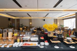 Habitación grande con una mesa con comida. en Ramada Guilin Yangshuo Resort en Yangshuo
