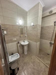 MEŞEİÇİ BUTiK HOTEL في ماتشكا: حمام مع حوض ومرحاض
