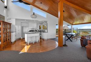 Η κουζίνα ή μικρή κουζίνα στο Double Bay Hideaway - Kerikeri Holiday Home