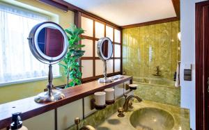 ein Badezimmer mit einem Waschbecken und einem Spiegel auf der Theke in der Unterkunft Finest Retreats - Haus Sophie in Schladming