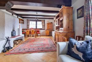 ein Wohnzimmer mit einem Sofa und einem Tisch in der Unterkunft Finest Retreats - Haus Sophie in Schladming