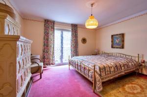 ein Schlafzimmer mit einem Bett und einem großen Fenster in der Unterkunft Finest Retreats - Haus Sophie in Schladming