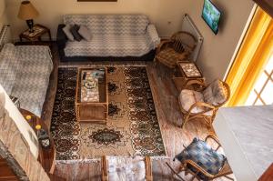 - un salon avec un canapé dans l'établissement Villa Kontos, à Kamena Vourla